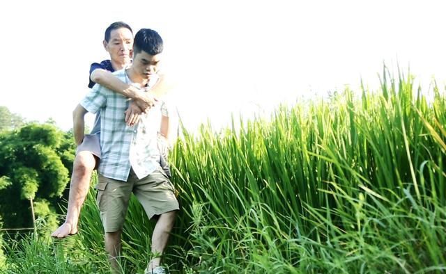  父亲|父亲只有1条腿，95后小伙为给爸安假肢，每天吃饭只花2块钱