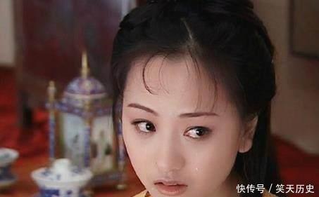 简单|这个女孩不简单，13岁嫁人，14岁生孩子，儿子和老公都是国家领导