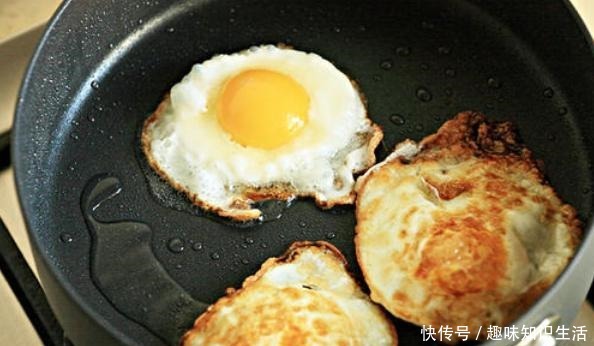 热油|煎荷包蛋,冷油下锅还是热油下锅很多人错在这一步,难怪会粘锅