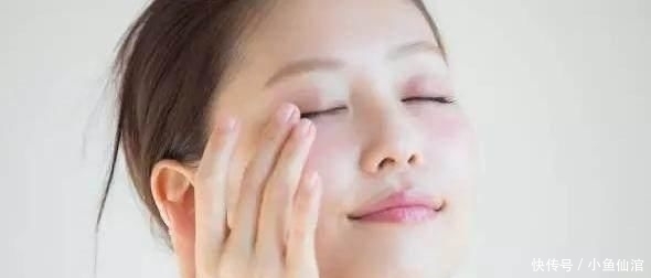 洗完|洗完脸,不要急着涂精华液!建议:多做这2件事,吸收效果会更好
