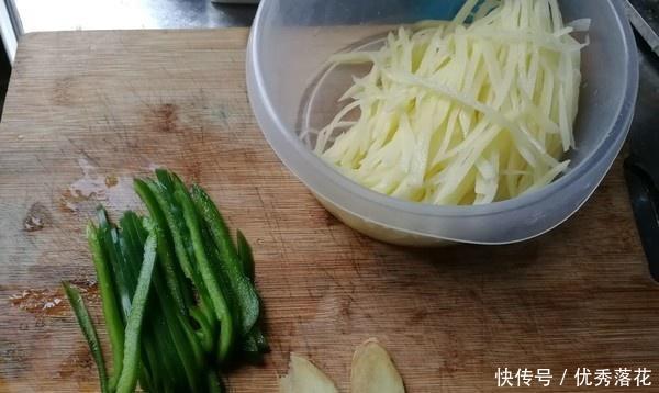 特别|炸土豆丝要掌握三大技巧,薄如丝,酥脆不粘,麻辣酸滑,特别好玩