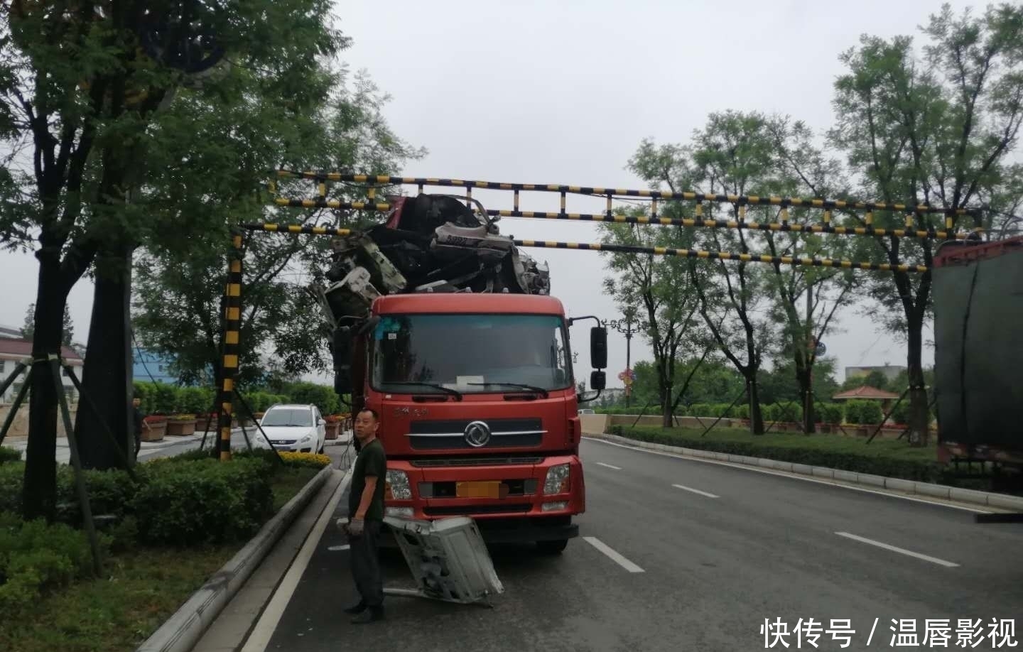  高度|因载货高度超高：一辆货车撞上道路限高架，幸亏司机果断停车才避免了一场交通事故