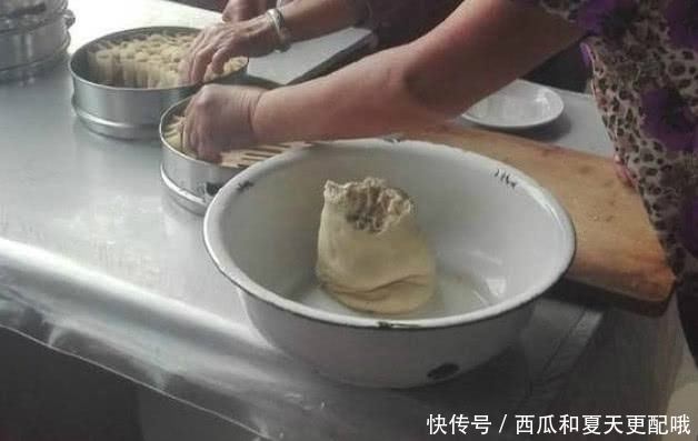 包子|60岁大妈做没有馅的包子，好吃又好看，一天卖出300笼