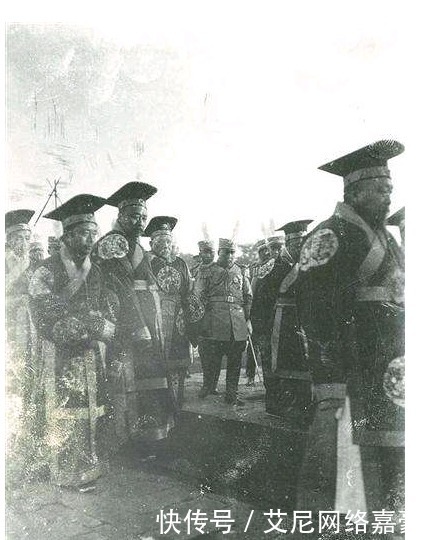 反噬|袁世凯手握军队，为何不趁机登基，反而窝囊复辟，还遭反噬