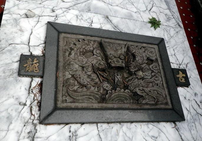  台湾|台湾古龙墓地：寒酸简陋，墓碑上4个字令人叹息