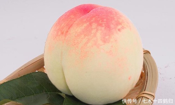  催熟|买水蜜桃挑硬的还是软的？果农教你3个小窍门，避免买到催熟桃