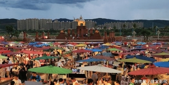  铁锹|摊位被豪车霸占，男子挥起铁锹怒砸兰博基尼：妨碍我卖菜的下场