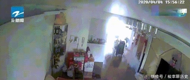  自行车|电动自行车，请勿室内充电！