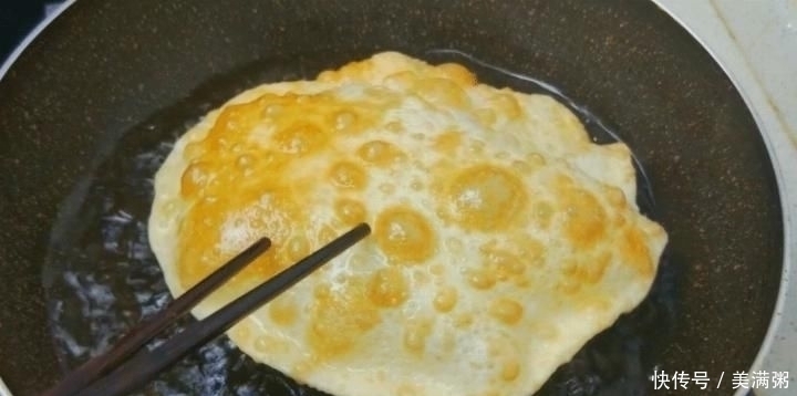 北方人|面粉别蒸馒头了,教你一个新吃法,比油条还香,我家一周吃5次