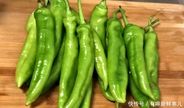 家人|辣椒最好吃的做法,拌一拌,炸一炸,出锅焦香酥脆,家人的最爱