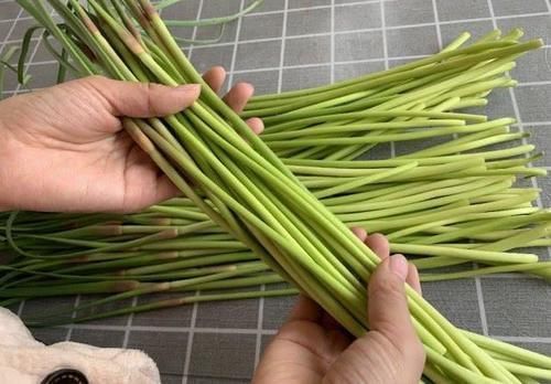 新鲜|买蒜苔时,挑粗的还是细的好老菜农说漏了嘴,以后别乱买了