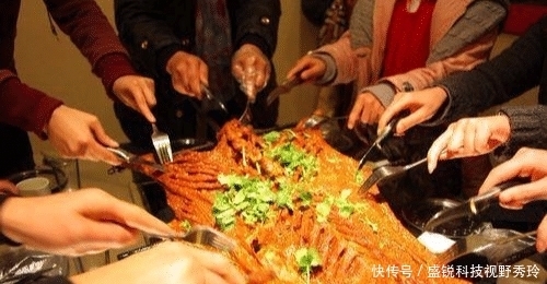 素人|《亲爱的客栈2》素人招待明星团, 一只烤全羊, 让观众愤怒