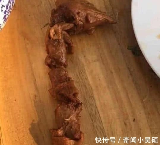 桌上|小伙外卖叫了半只鸡，吃着感觉不对劲，把鸡块排在桌上后大怒