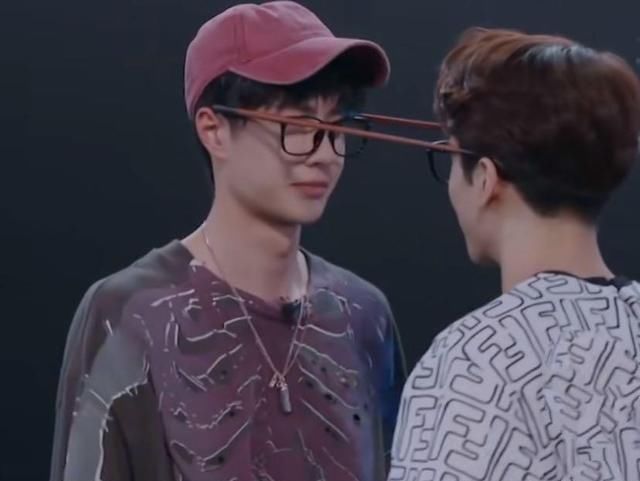 王一博和王|王一博《街舞》成搞笑担当戴眼镜总笑场,四位队长跳“女团”舞