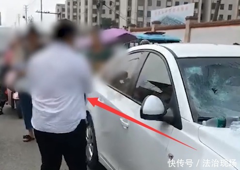 男人|老打电话给我男人！一女子闹市内拎砖砸车怒骂，车内女子一言不发