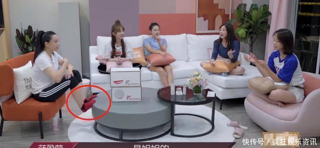 桌子|伊能静再惹争议,频繁用脚踩桌子踩椅子被批没素质