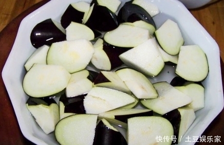  真香|2个茄子加3个西红柿，下锅炒一炒特下饭，我家一周吃5次，真香