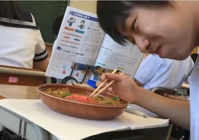 老师|课上偷吃零食哪家强小学生到大学生,让人最羡慕的竟是高中生