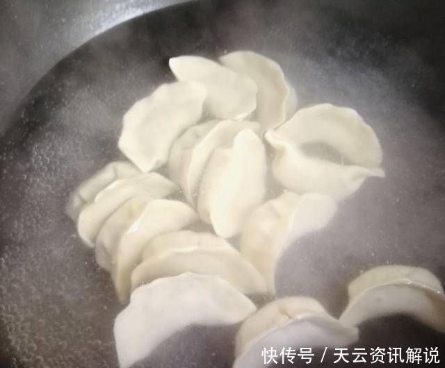 饺子|韭菜猪肉饺蘑菇,又咸又好吃,香又不腻,一口都吃不完