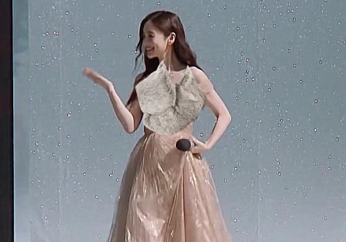  节目组|奔跑吧其他成员都穿家居服走秀，唯独baby盛装打扮，节目组过分了