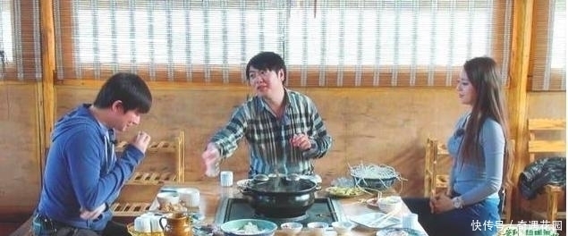 只顾|郎朗请朋友涮火锅,只顾热聊忘了妻子,吉娜正襟危坐不生气