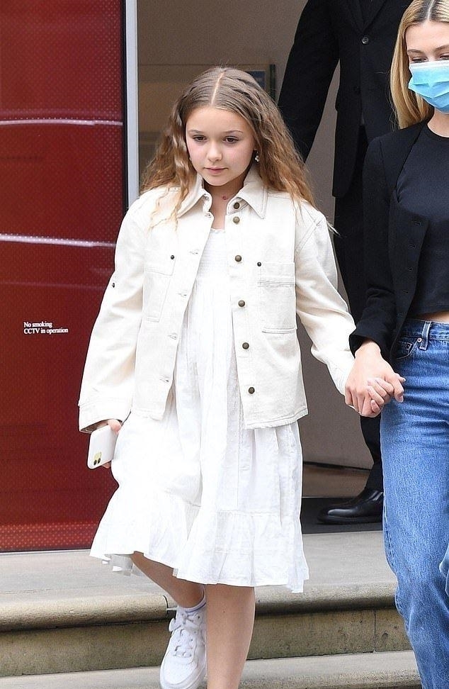 打扮|小贝大儿子与未婚妻逛街,小七打扮很成熟,手牵准嫂子关系融洽