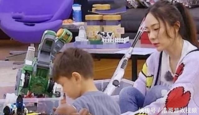  应采儿|同样家有萌娃，看看霍思燕的客厅，再看看应采儿的，差距一目了然