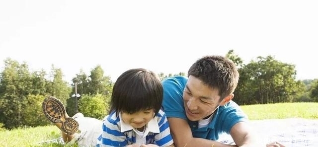 全程|爸爸带女儿坐地铁，全程一小时无人让座，一个举动让全车人动容