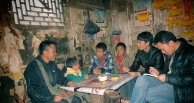 家庭|13岁男孩成5个孩子的爸爸，独自养活一家6口，男孩没办法