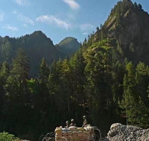  驶向|印度空运大批援军印军军用卡车架机枪，小心翼翼驶向拉达克前沿