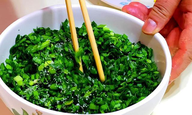 不好|包韭菜馅饺子,直接拌馅就错了!多加一步,韭菜更翠緑,还不出水