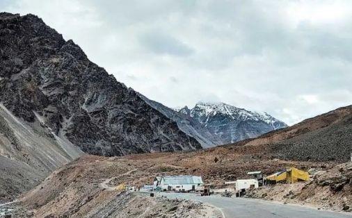 拖拉机|印军摩托车突然翻车,印军士兵摔下道路:遭高速冲来拖拉机撞死