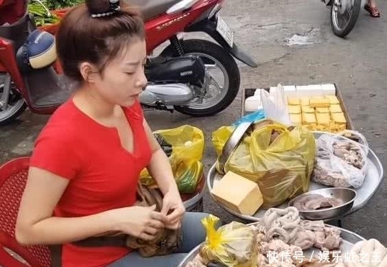 意外|40岁大妈街边卖肥肠,却因长相意外走红,并称其为“肥肠西施”
