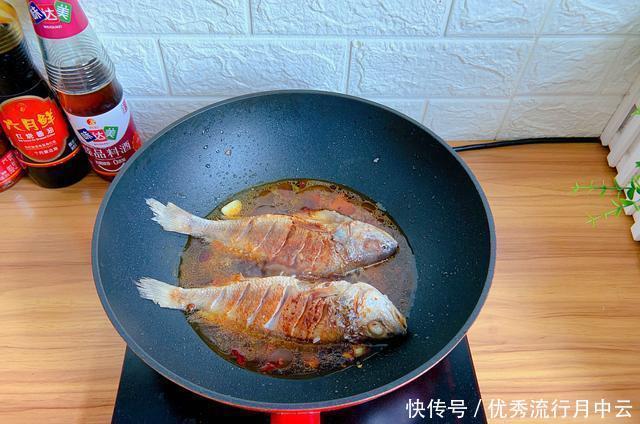 汤汁|小黄鱼这样做最下饭,麻辣鲜香,鲜嫩入味,汤汁拌饭也能多吃两碗