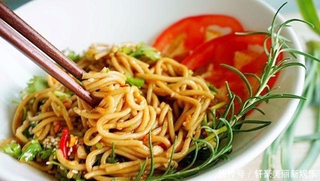  荞麦面|天热吃凉面，很多人都不知面条加入它，劲道又爽滑