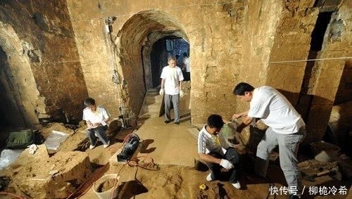  挖出|31方的“水墓”被盗, 考古挖出5000件黄金, 随手一捞全是国宝