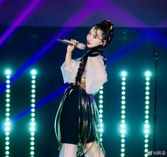 时代|综艺选秀进入“25时代”后,本该当评委的姐姐们却成了被点评的选手