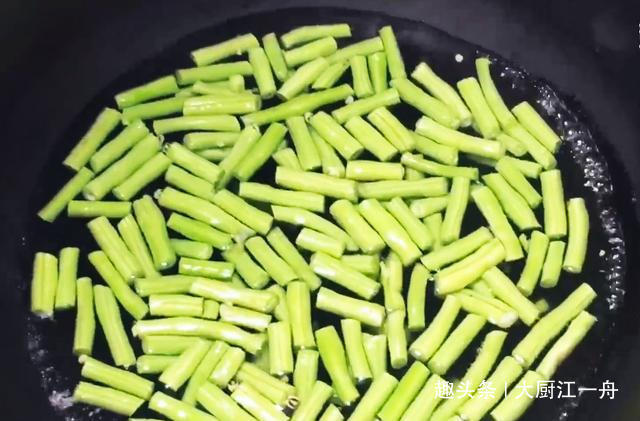 清炒豆角|炒豆角时,先放油就错了!大厨教你这样做,豆角翠绿鲜香更入味
