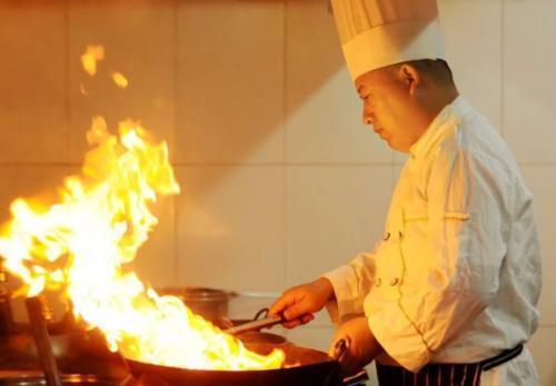  服务员|为什么饭店厨师炒菜几乎是用勺子不是铲子？服务员说出其中的秘密