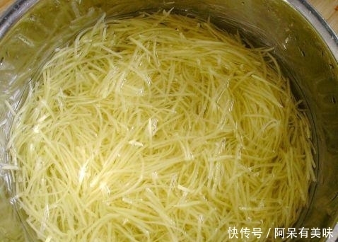 技巧|家里炒土豆丝总是粘锅?30年大厨:学会1个技巧,酥脆爽口贼下饭