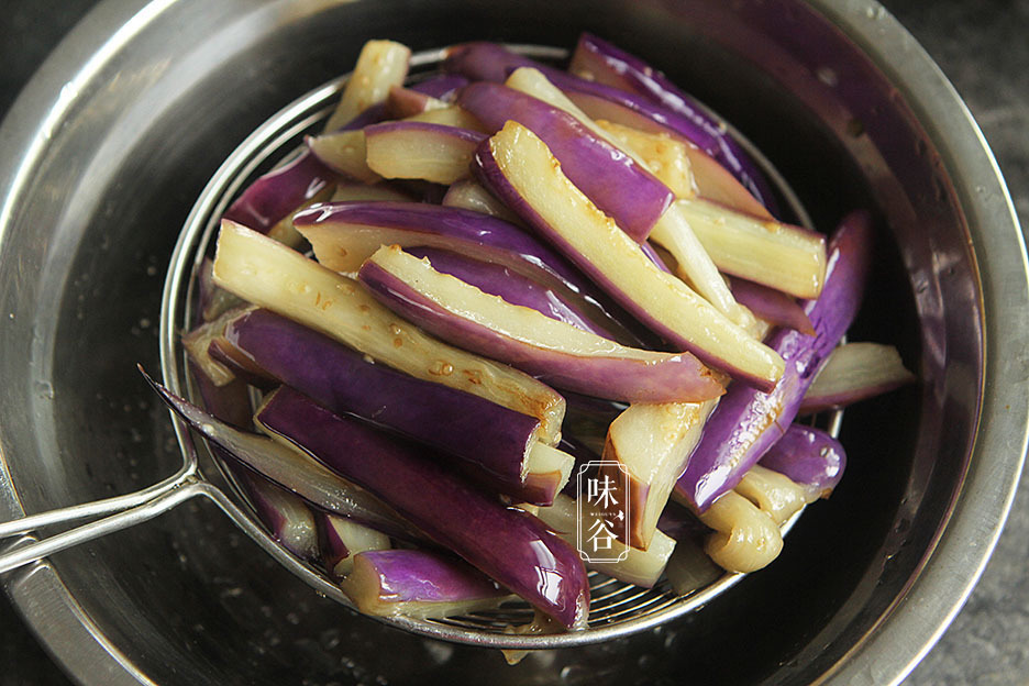 大厨|做茄子豆角时,直接过油就错了,大厨教您一招,茄子不黑不油腻