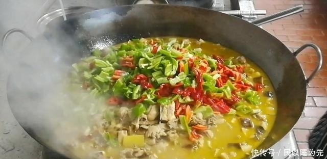 下入锅中|淮扬菜大厨改良员工餐将香菇烧鸡这么做,鲜香微辣,开胃下饭