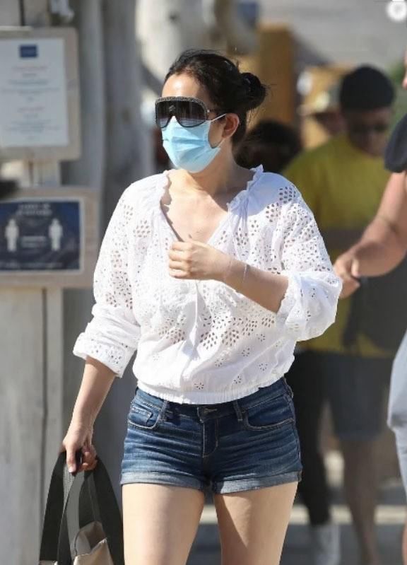  暴露|巩俐老了？穿白衬衫热裤打扮和年轻人一样时髦，颈纹暴露了年龄