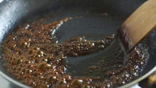  保证|炒糖色容易发苦？大厨：先后加两次水，保证色泽漂亮，不发苦