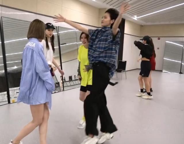  探班|乃万探班“青你二团”比拼臂力，不怪被称“老公团”金子涵厉害了