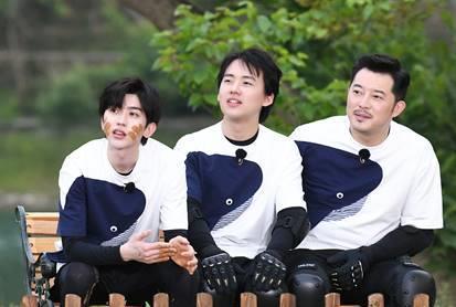  依旧|跑男结束后蔡徐坤沙溢感情依旧，沙溢综艺中跳蔡徐坤《情人》