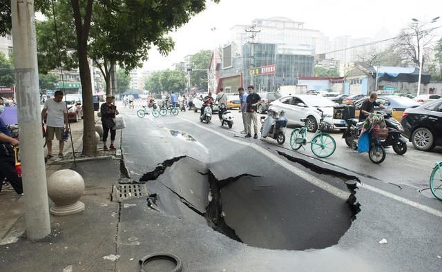  车辆|石家庄闹市突发塌陷，事发时恰缝早高峰，未造成人员和车辆损伤
