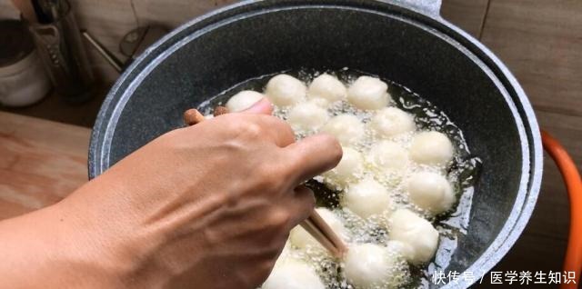 糖油果子|很火的糯米粉小吃,开水烫一烫,外面卖5元一串,吃着香甜可口