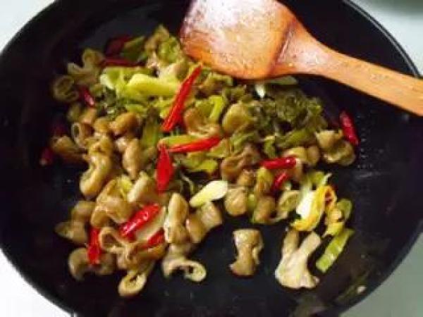 美味|酸菜炒肥肠的做法,猪大肠和酸菜一起炒简直就是绝配,美味不油腻