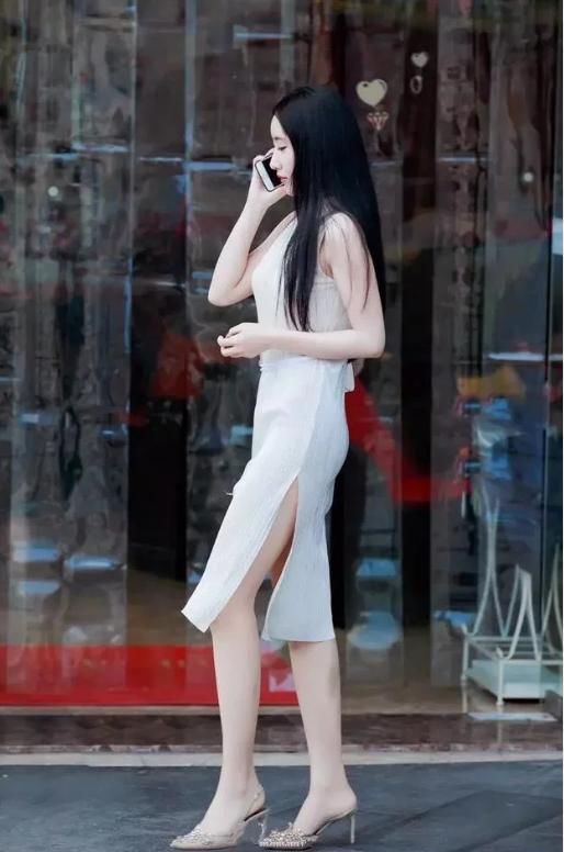 独特|街拍：小美女高端而优雅，彰显独特个性的时尚感